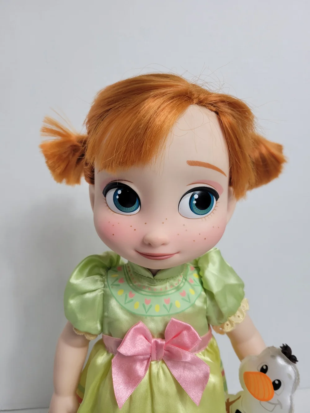 Disney Anna Toddler Doll in Green Dress with Pink Bow and Olaf Accessory